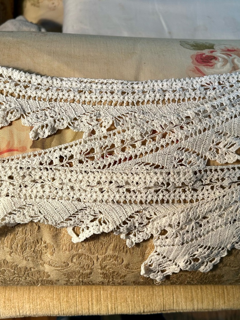 Antique hand crocheted
piece of cotton lace trimming.